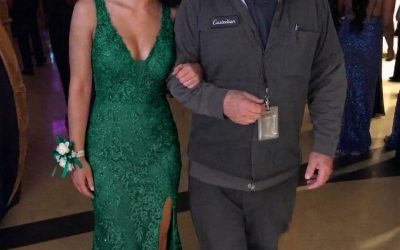 My Daughter Chose the School Janitor to Walk Her Across the Graduation Field Instead of Me – I Felt Embarrassed Until He Pulled an Old Envelope from His Pocket and Read It Out Loud 1